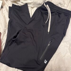 Vuori men’s black Sunday performance jogger! worn hand full of times size large